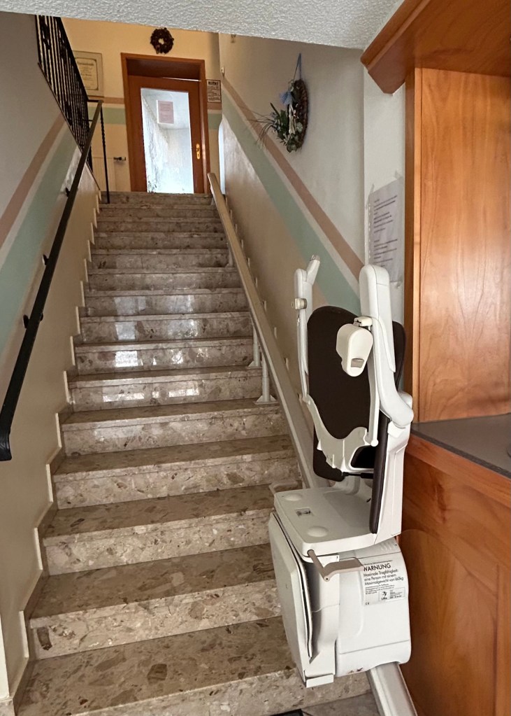 Treppenhaus zum 1.OG mit Treppenlift